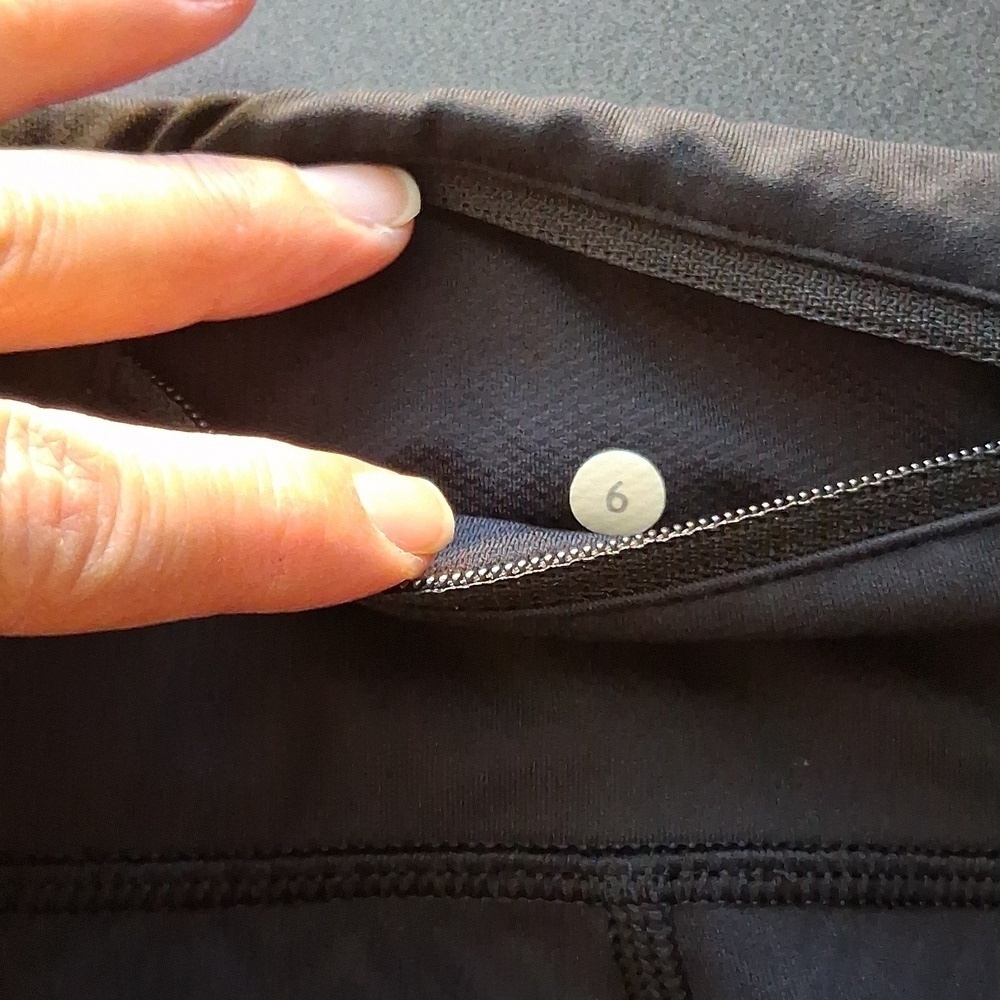 Lululemon Inspire Crop Black 6 Leggings Pattern Yoga Athleisure - Picture 10 of 10